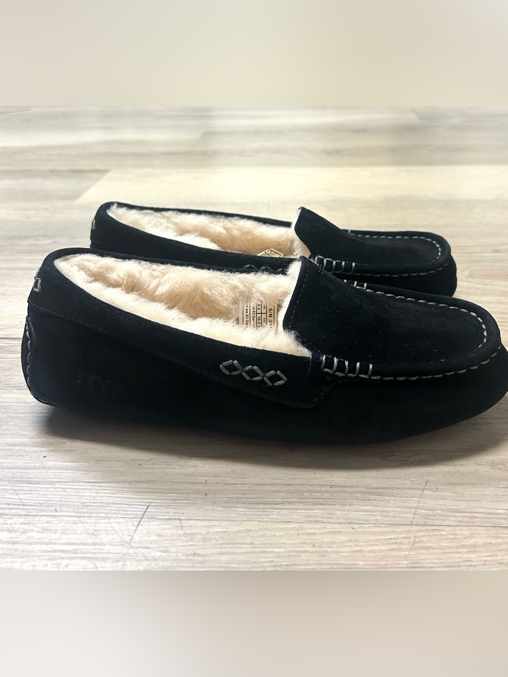 UGG Slippers Ansley Womens Sz 8 Moccasin Sheepskin Black Suede Slip On Comfort - Picture 12 of 16